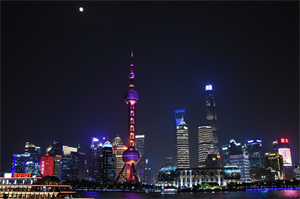 在月光下乘坐黄浦江游船